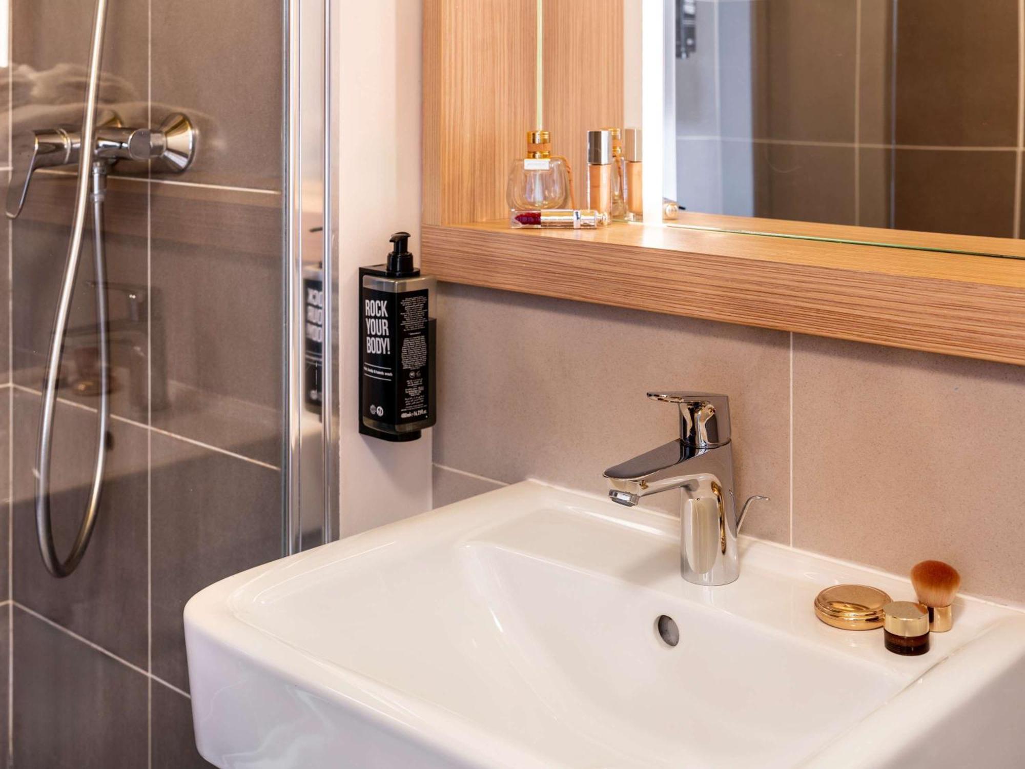 Hotel Ibis Styles Geneve Aeroport 3*